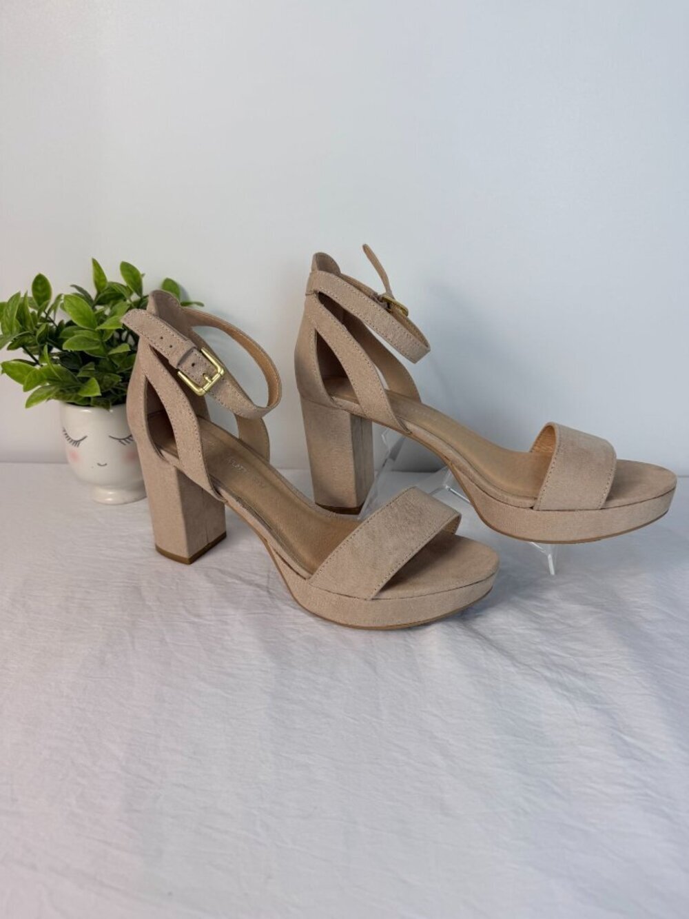 CL By Laundry Womens Beige Suede Block Heel Sandals Size 7.5W